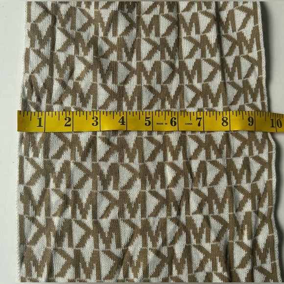 Michael Kors Scarf MK Monogram Reversible Knit Logo Tan & White - Picture 3 of 4
